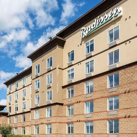 Radisson Hotel & Suites Форт Макмъри Екстериор снимка