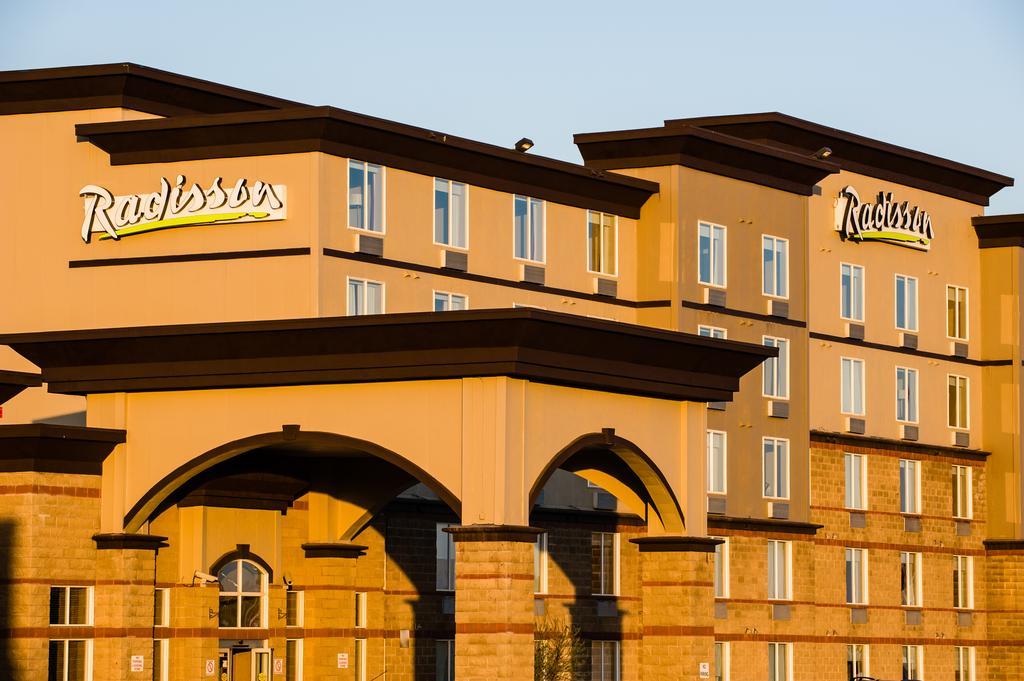 Radisson Hotel & Suites Форт Макмъри Екстериор снимка