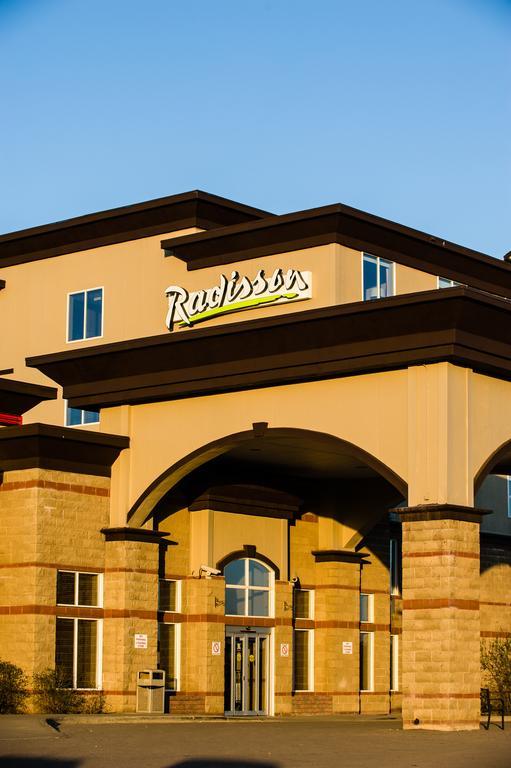 Radisson Hotel & Suites Форт Макмъри Екстериор снимка