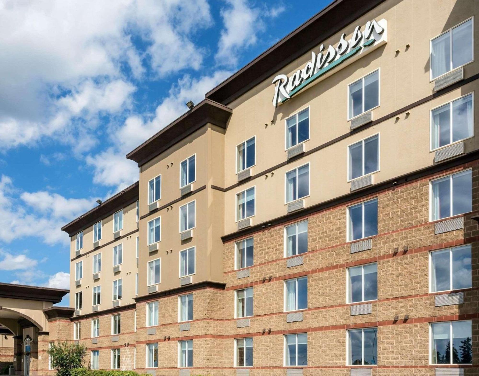 Radisson Hotel & Suites Форт Макмъри Екстериор снимка