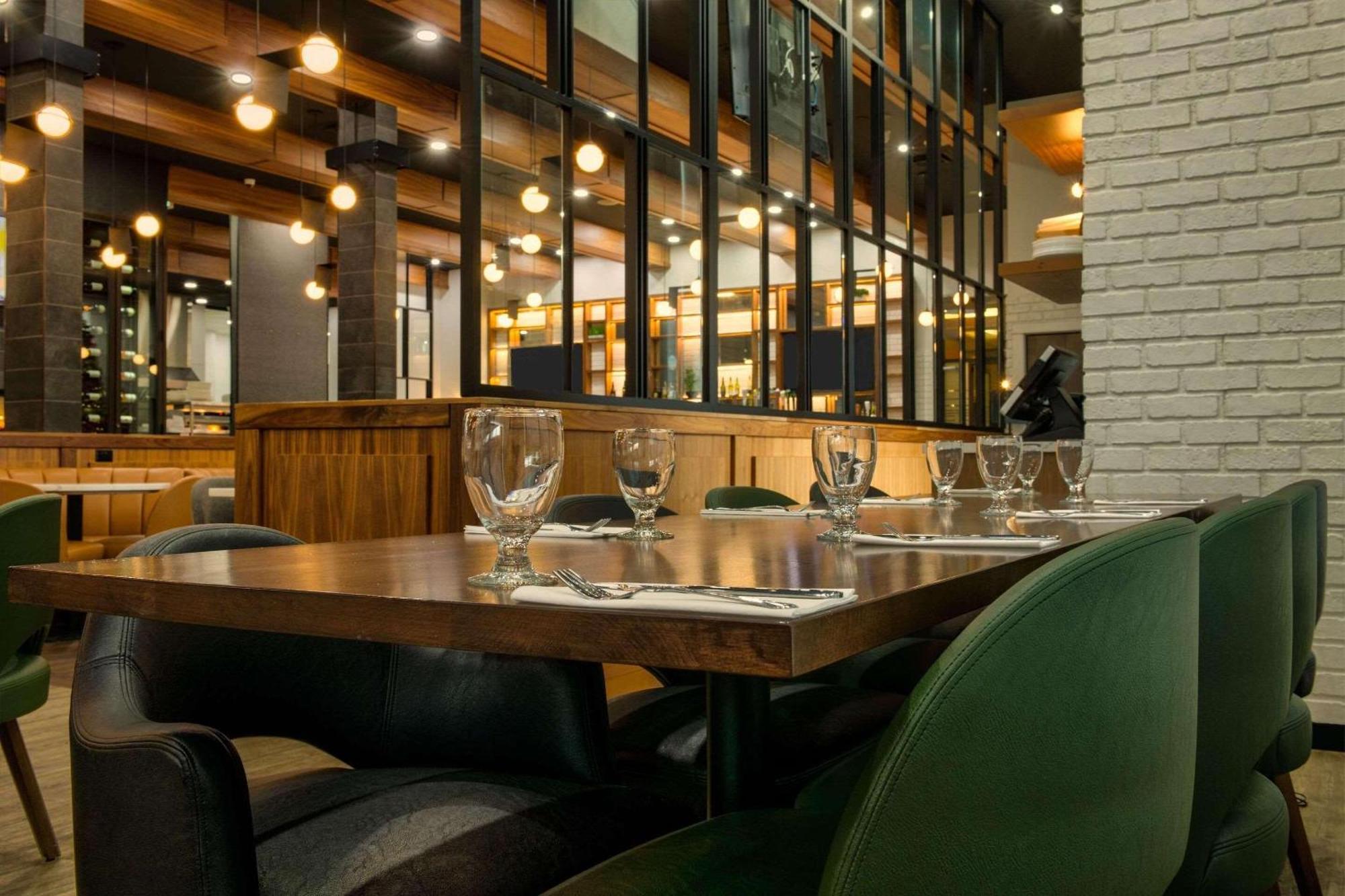 Radisson Hotel & Suites Форт Макмъри Екстериор снимка