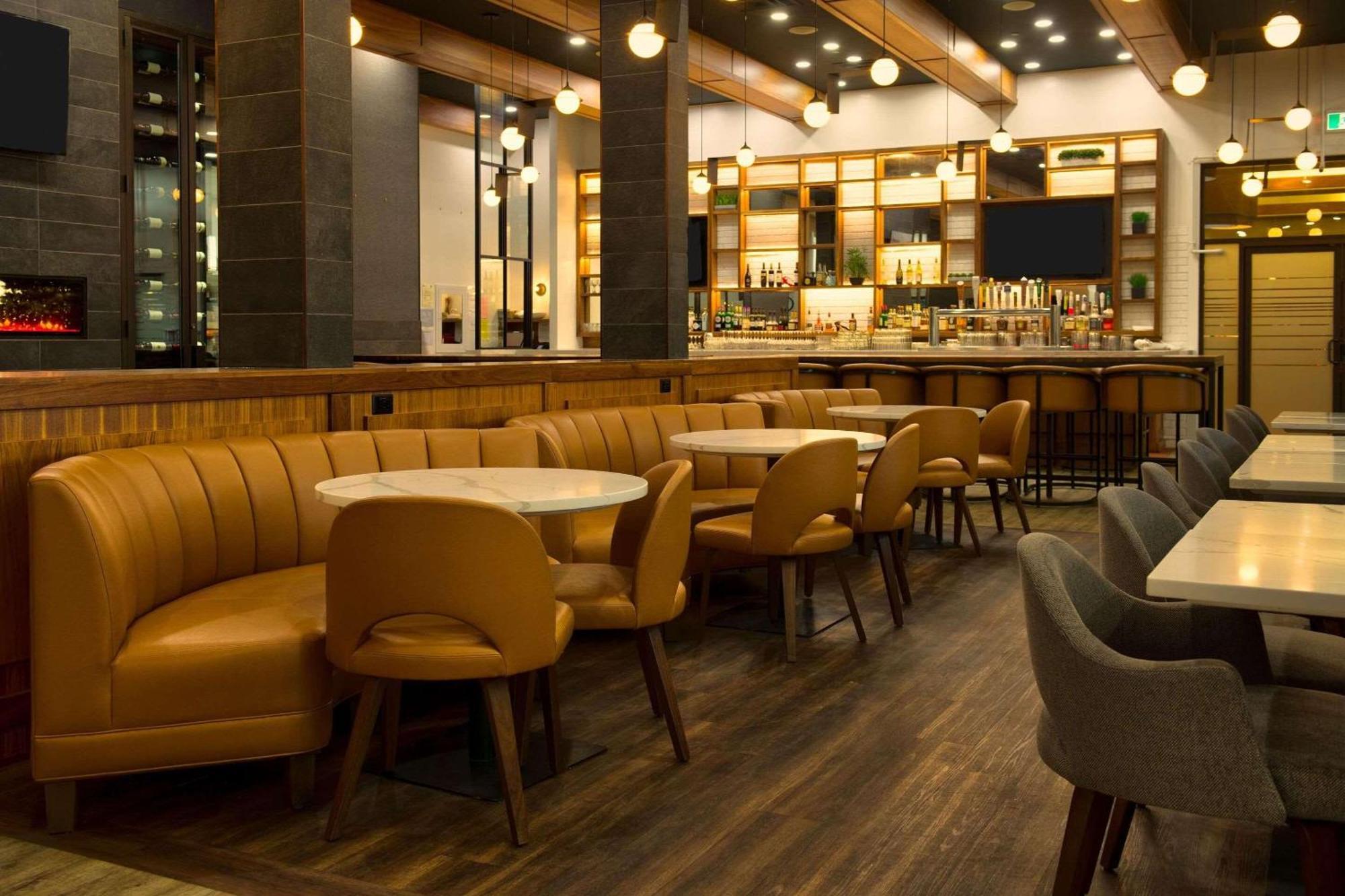 Radisson Hotel & Suites Форт Макмъри Екстериор снимка