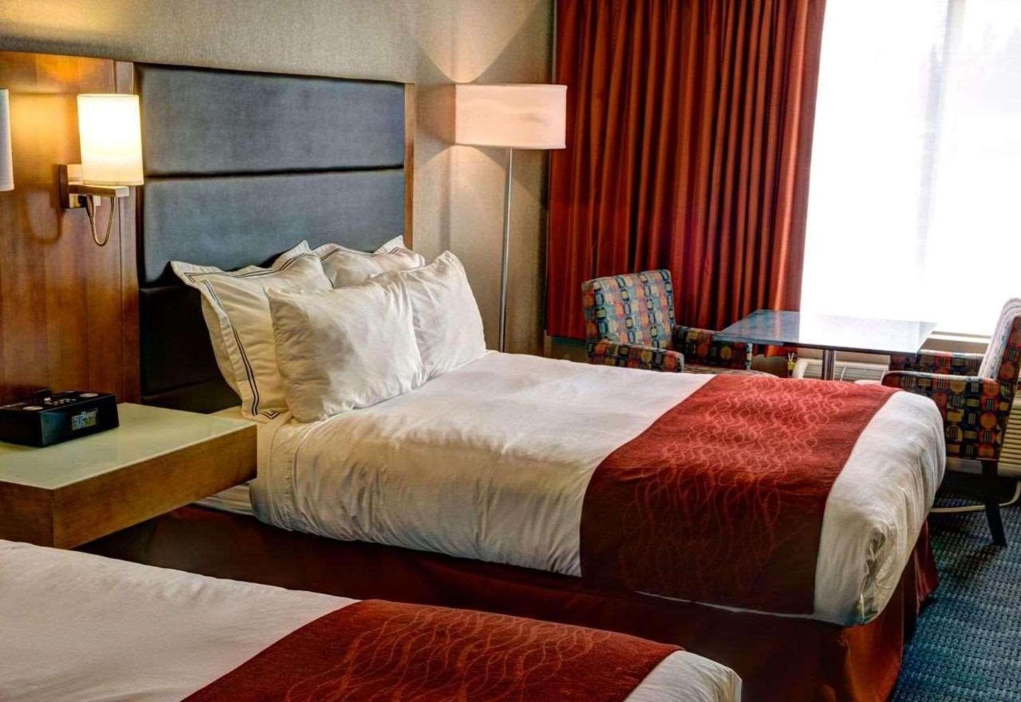 Radisson Hotel & Suites Форт Макмъри Екстериор снимка