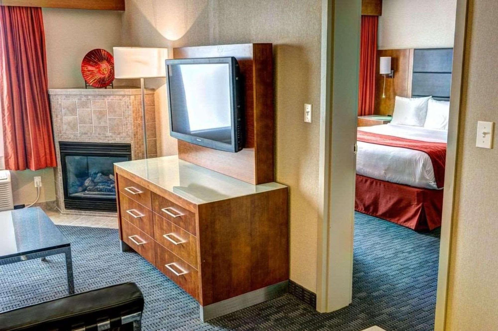 Radisson Hotel & Suites Форт Макмъри Екстериор снимка