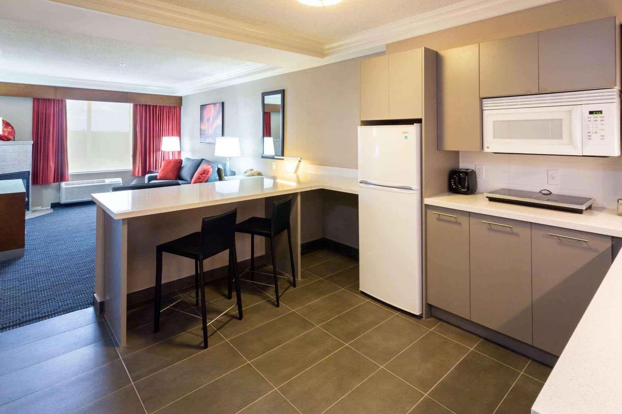 Radisson Hotel & Suites Форт Макмъри Екстериор снимка