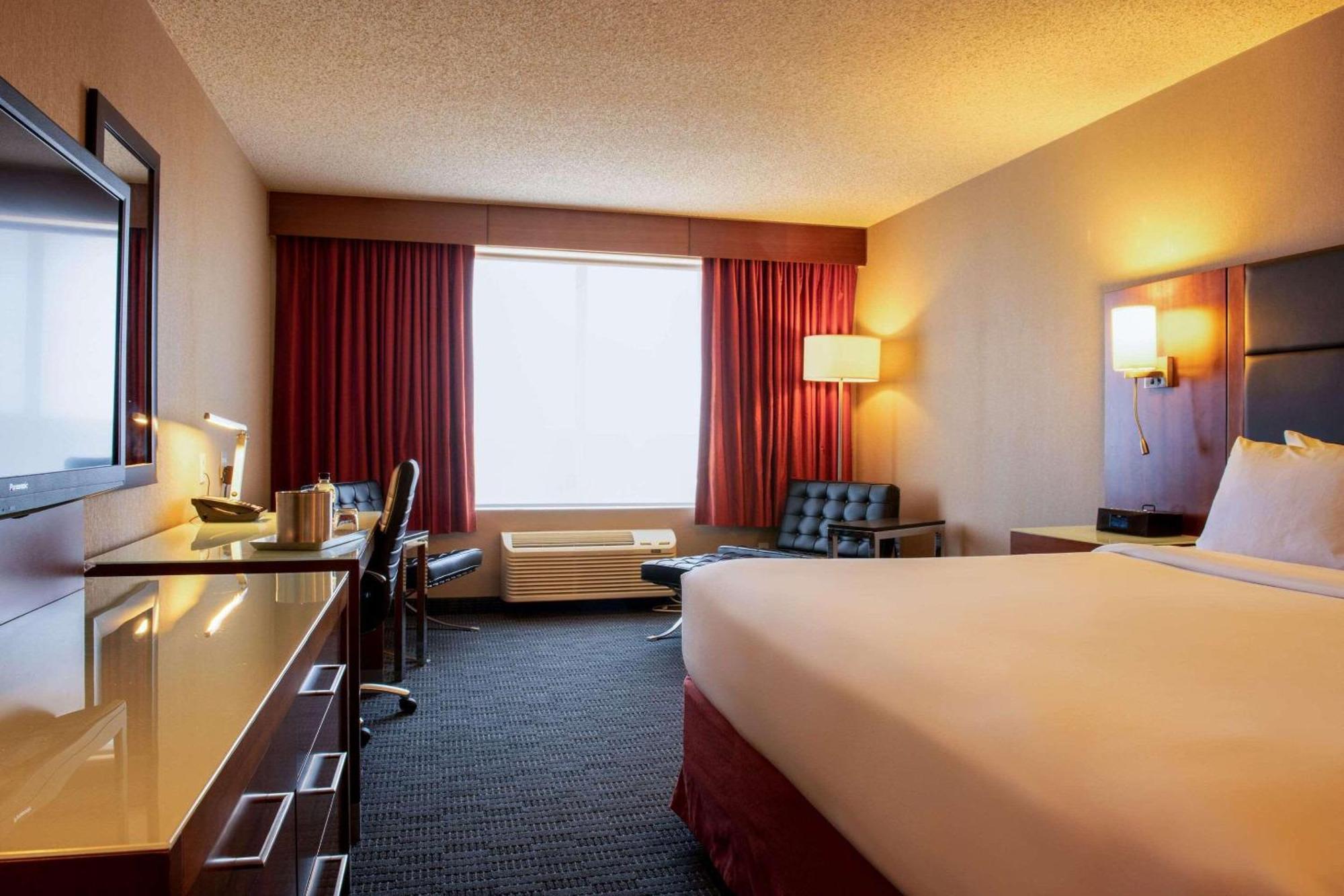 Radisson Hotel & Suites Форт Макмъри Екстериор снимка