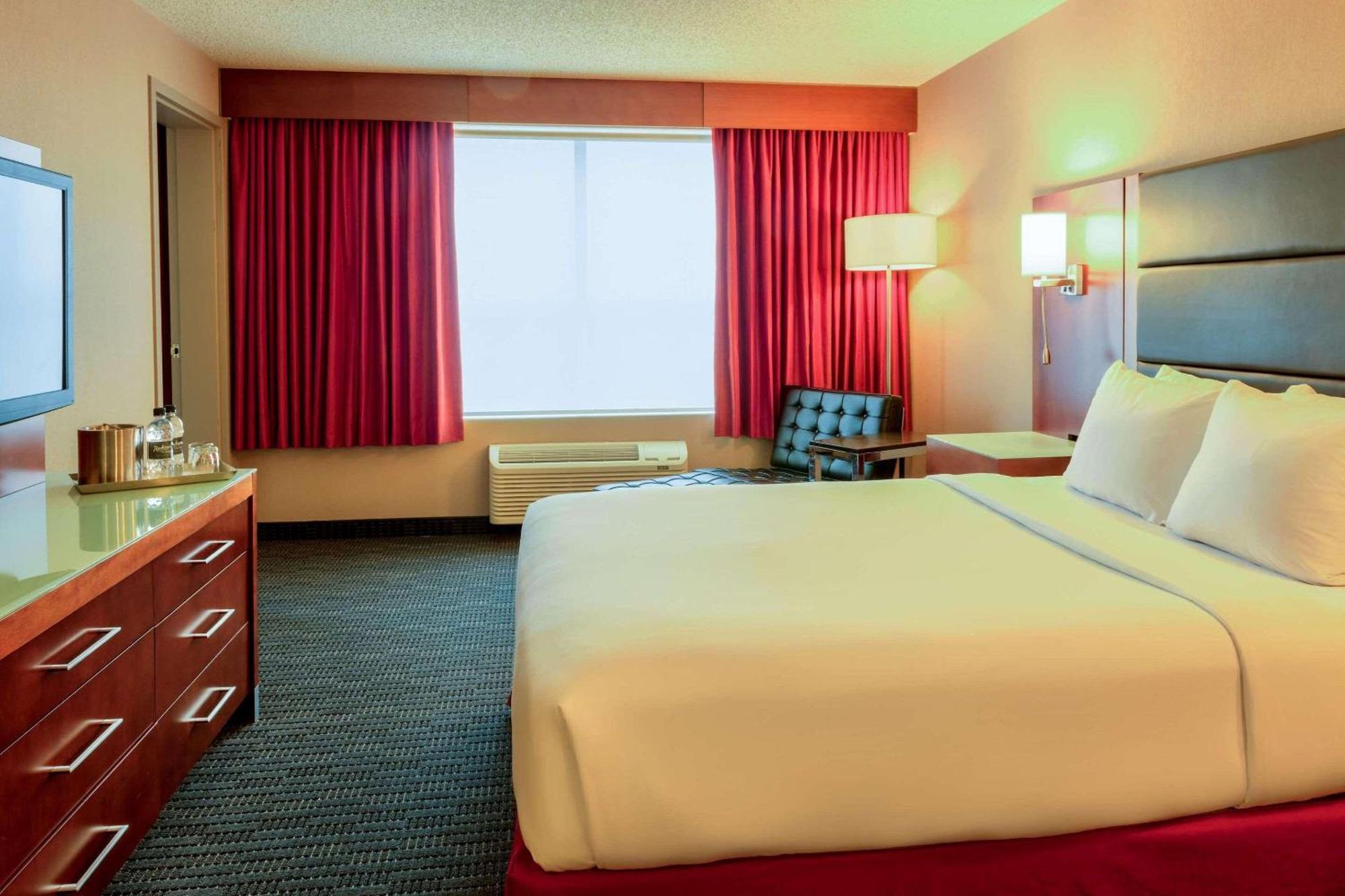 Radisson Hotel & Suites Форт Макмъри Екстериор снимка
