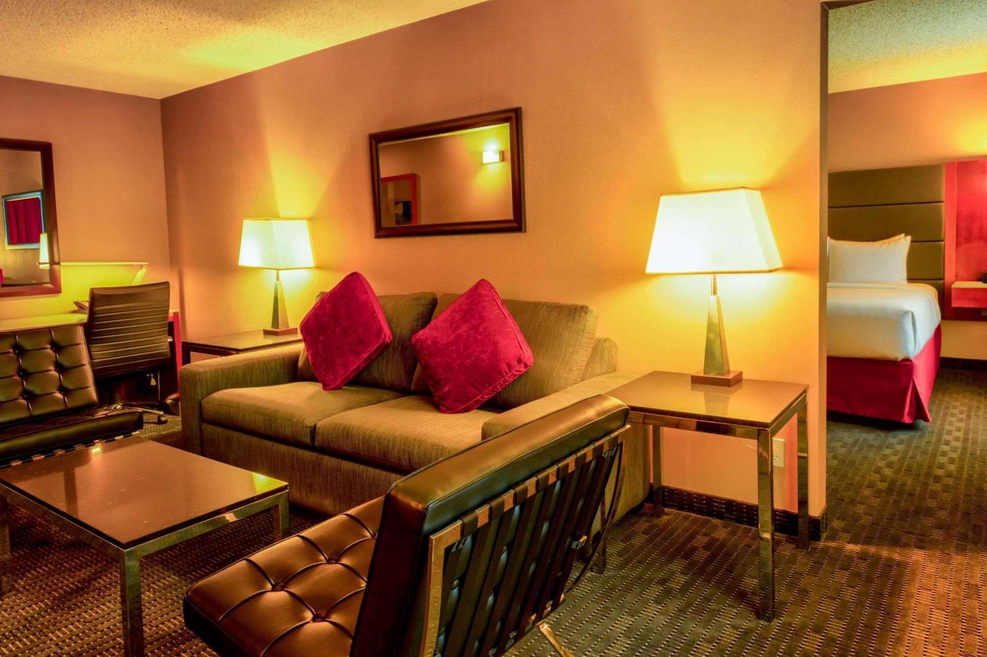 Radisson Hotel & Suites Форт Макмъри Екстериор снимка