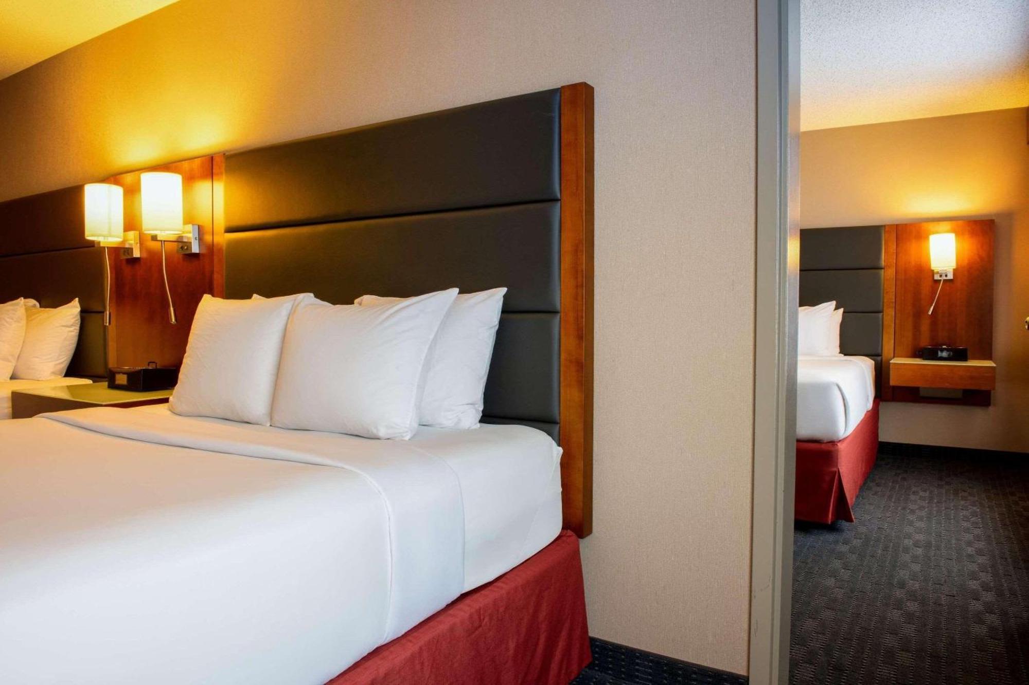 Radisson Hotel & Suites Форт Макмъри Екстериор снимка