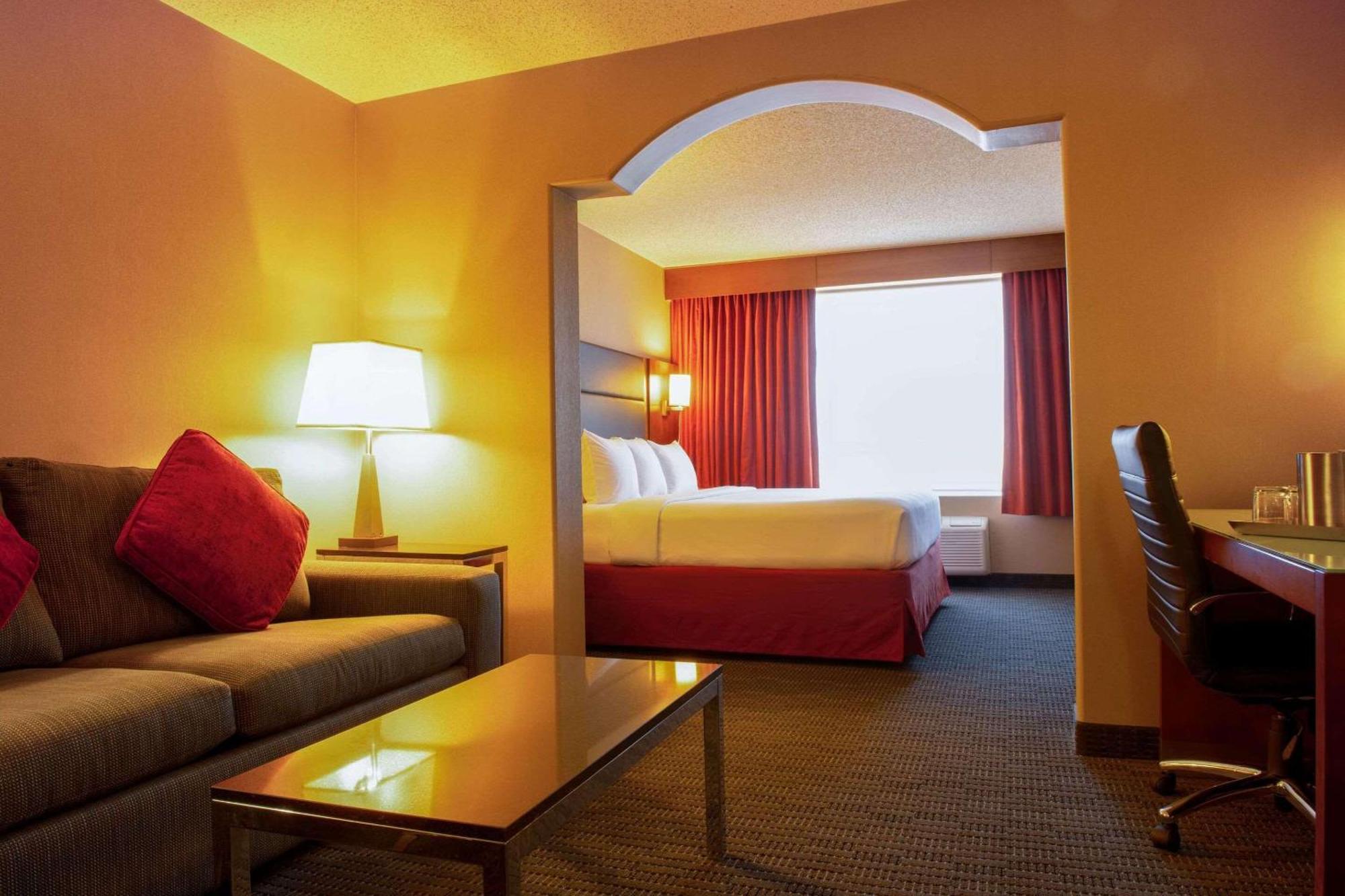 Radisson Hotel & Suites Форт Макмъри Екстериор снимка