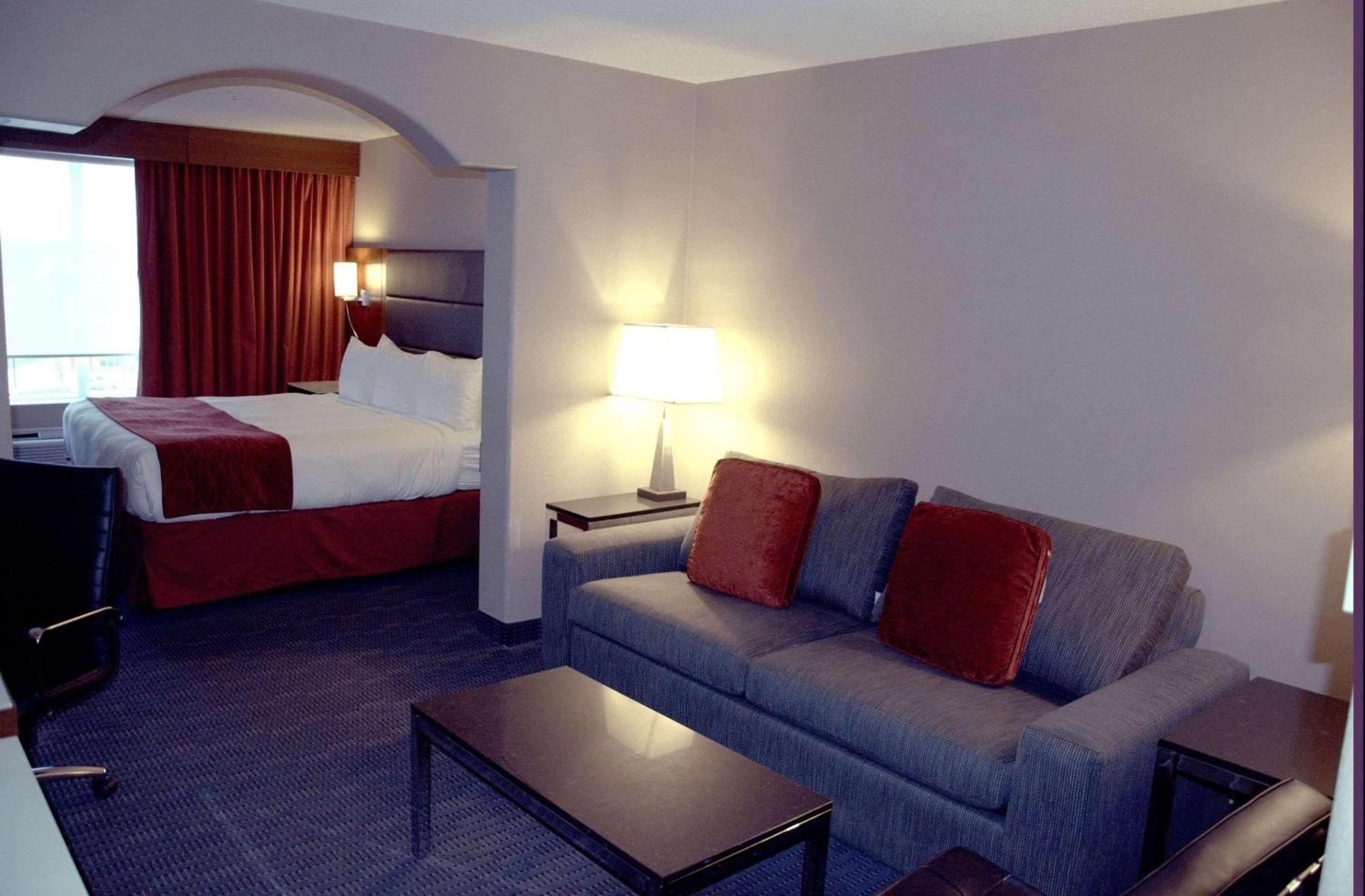 Radisson Hotel & Suites Форт Макмъри Екстериор снимка