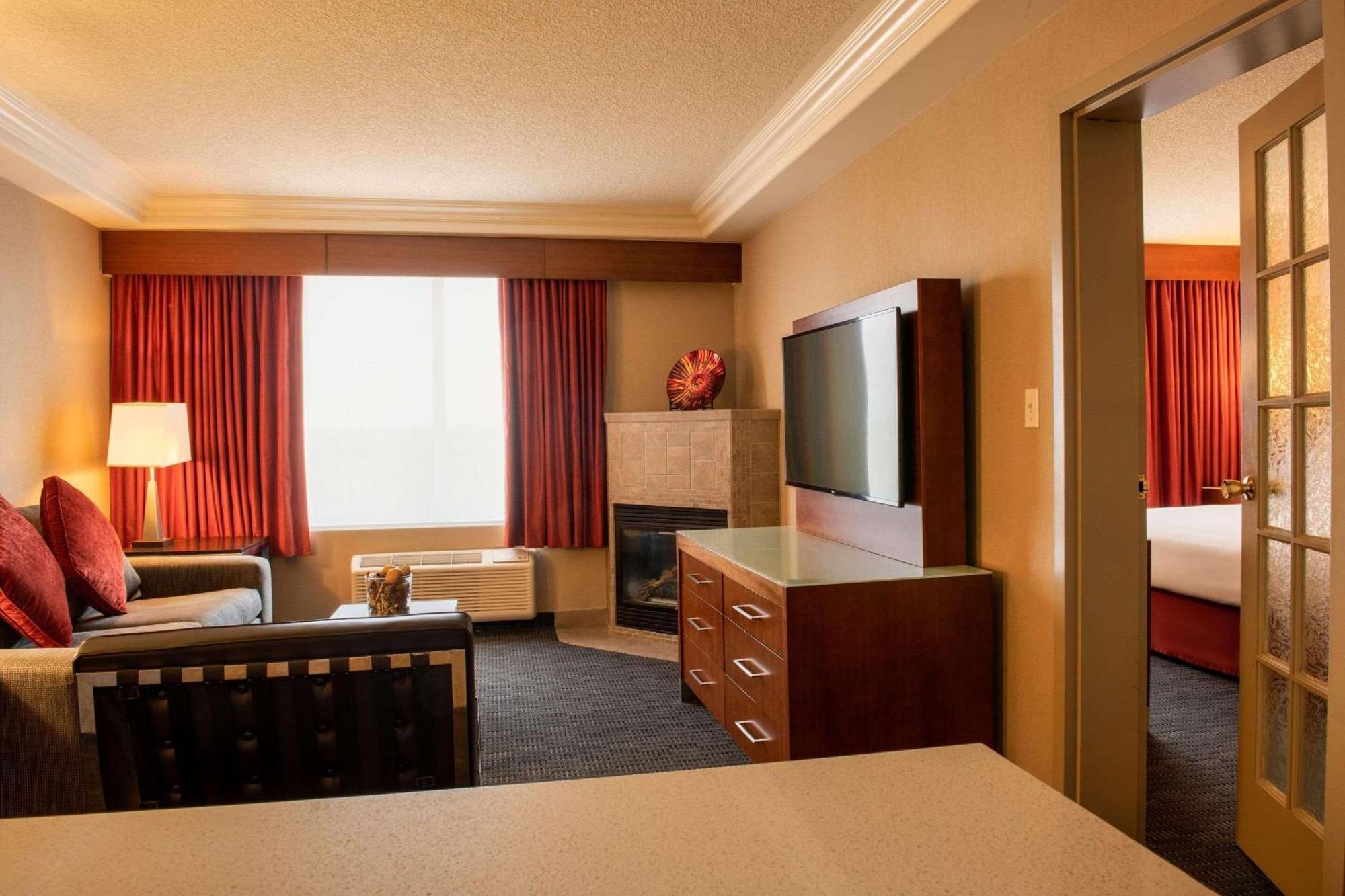 Radisson Hotel & Suites Форт Макмъри Екстериор снимка
