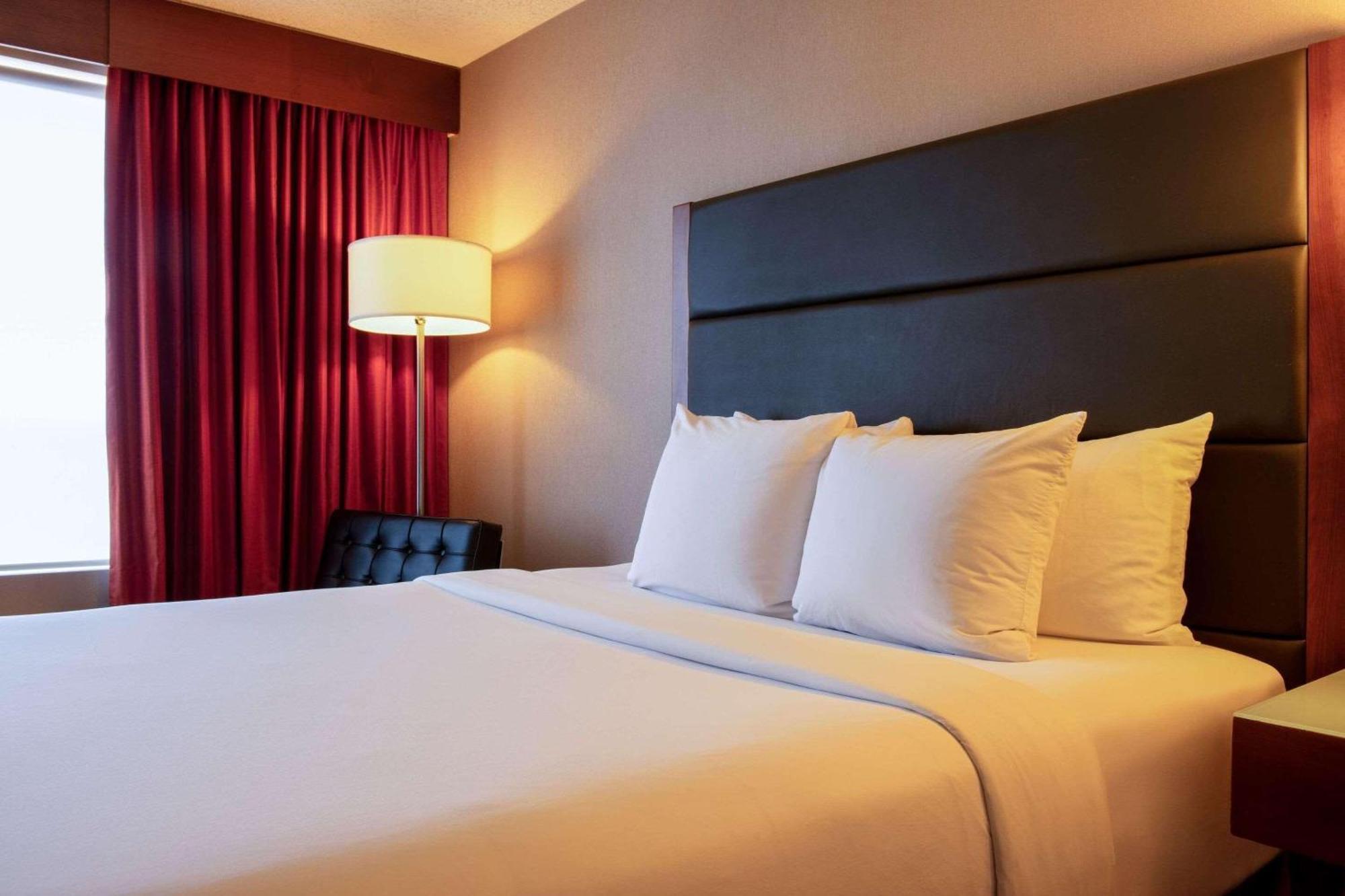 Radisson Hotel & Suites Форт Макмъри Екстериор снимка
