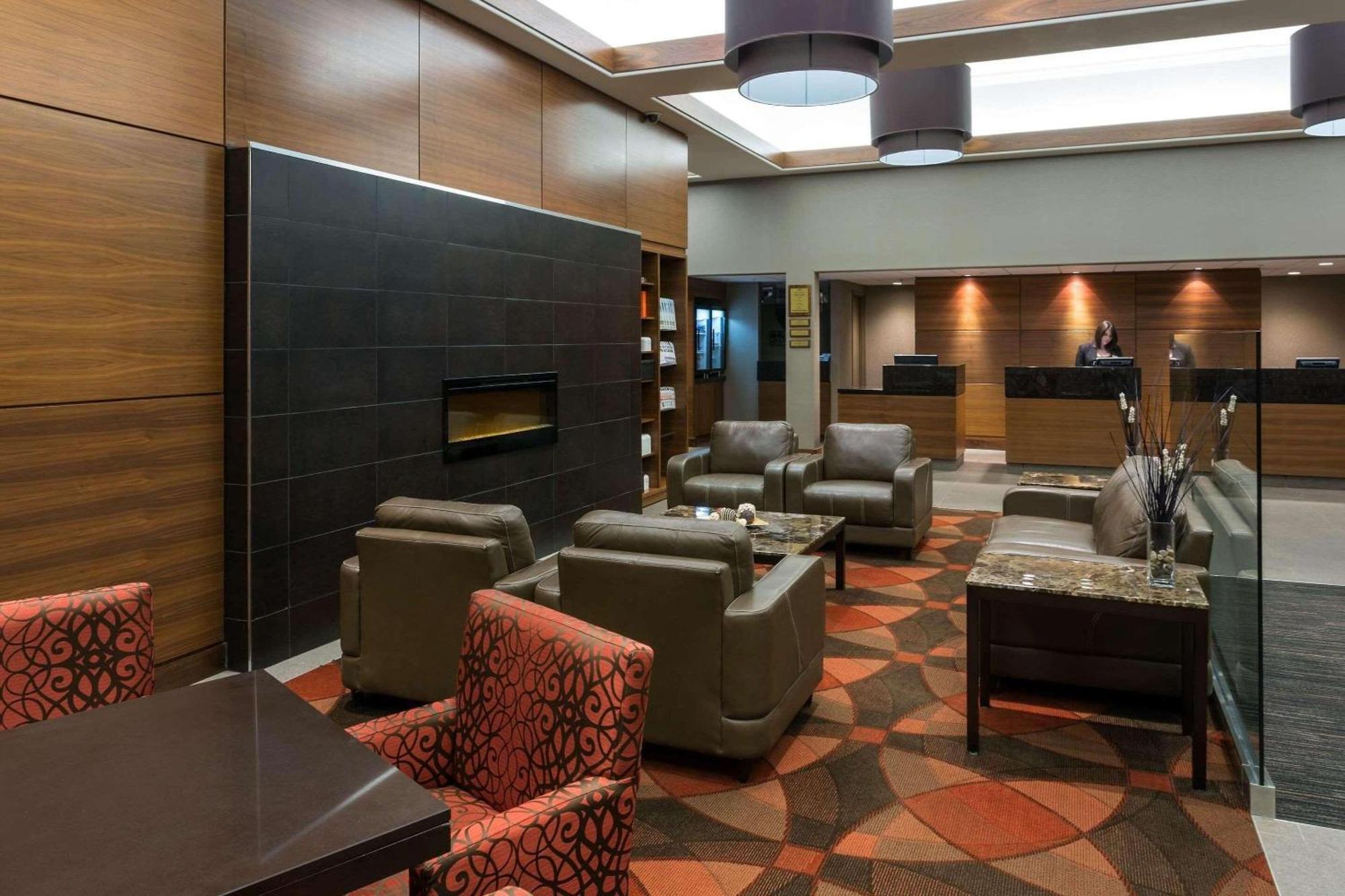 Radisson Hotel & Suites Форт Макмъри Екстериор снимка
