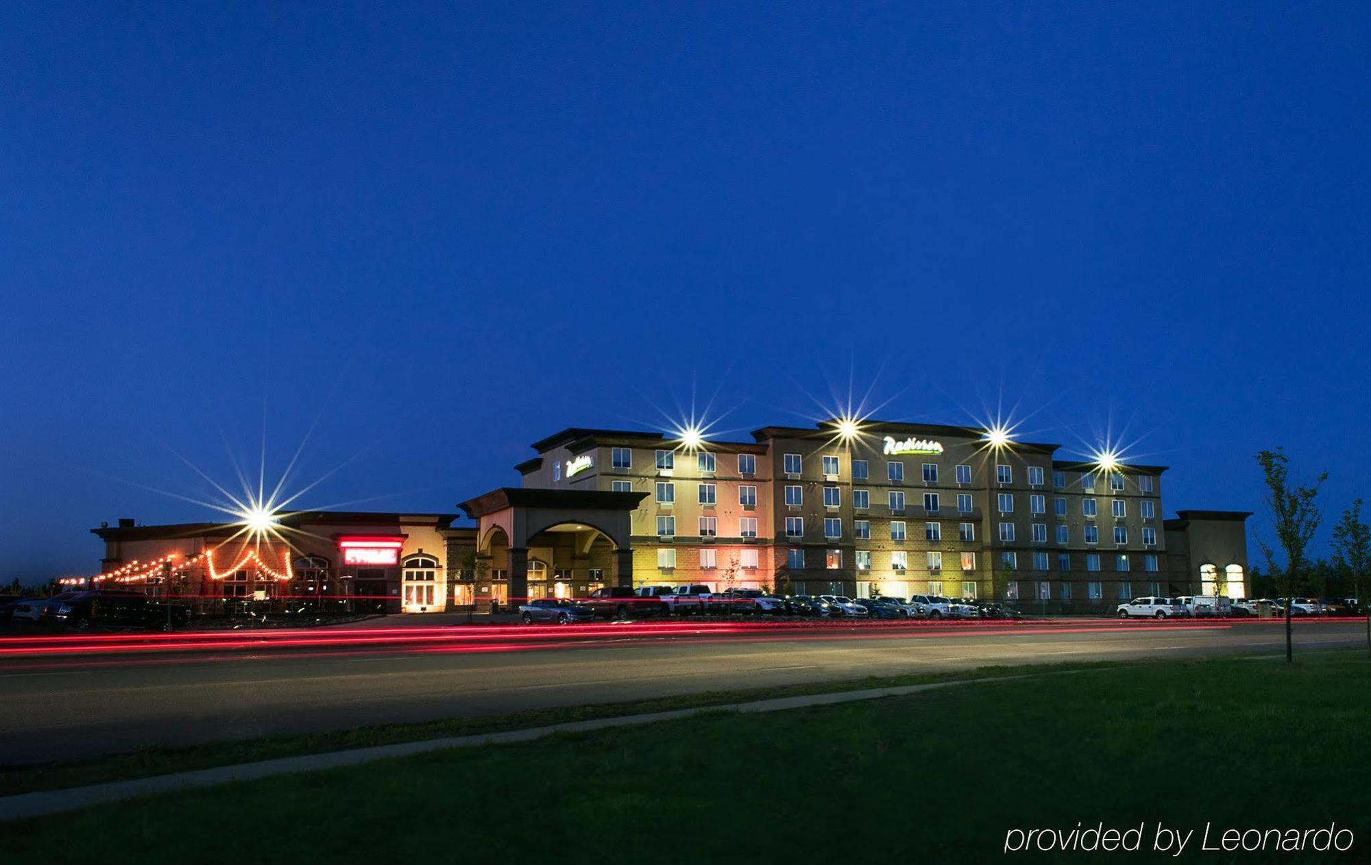 Radisson Hotel & Suites Форт Макмъри Екстериор снимка