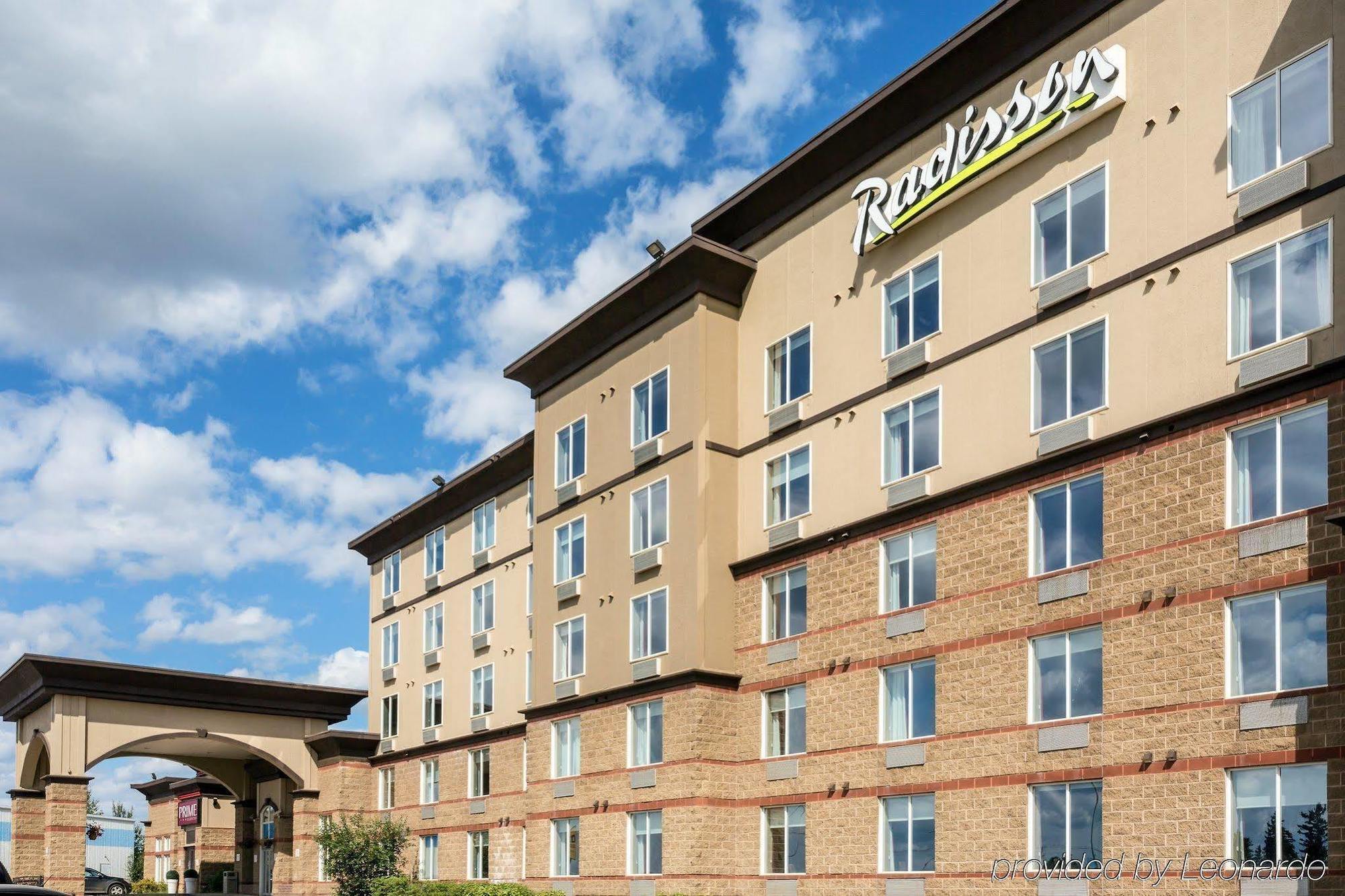 Radisson Hotel & Suites Форт Макмъри Екстериор снимка